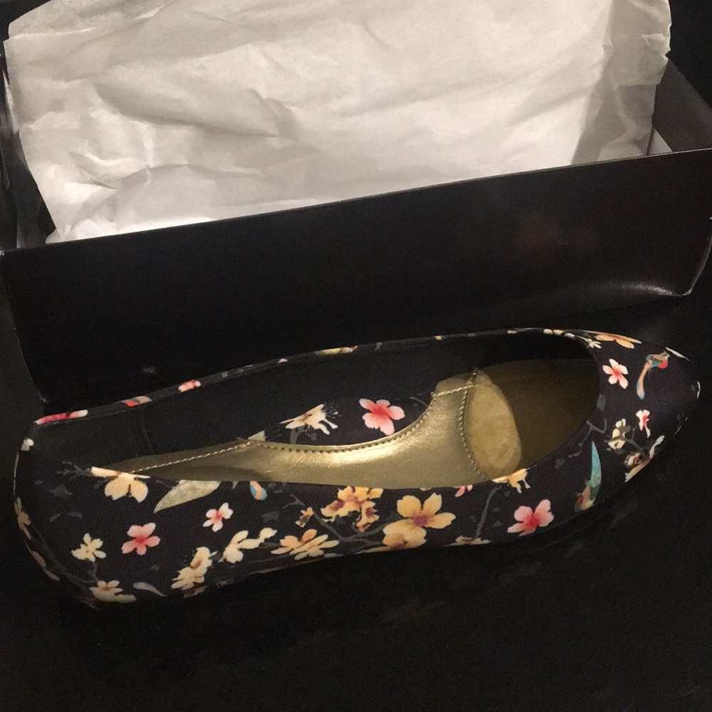 Soft Style Women’s flat in black floral print